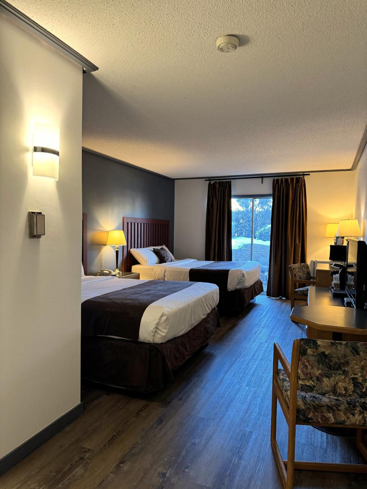 Divya Sutra Plaza And Conference Centre, Vernon, Bc 외부 사진