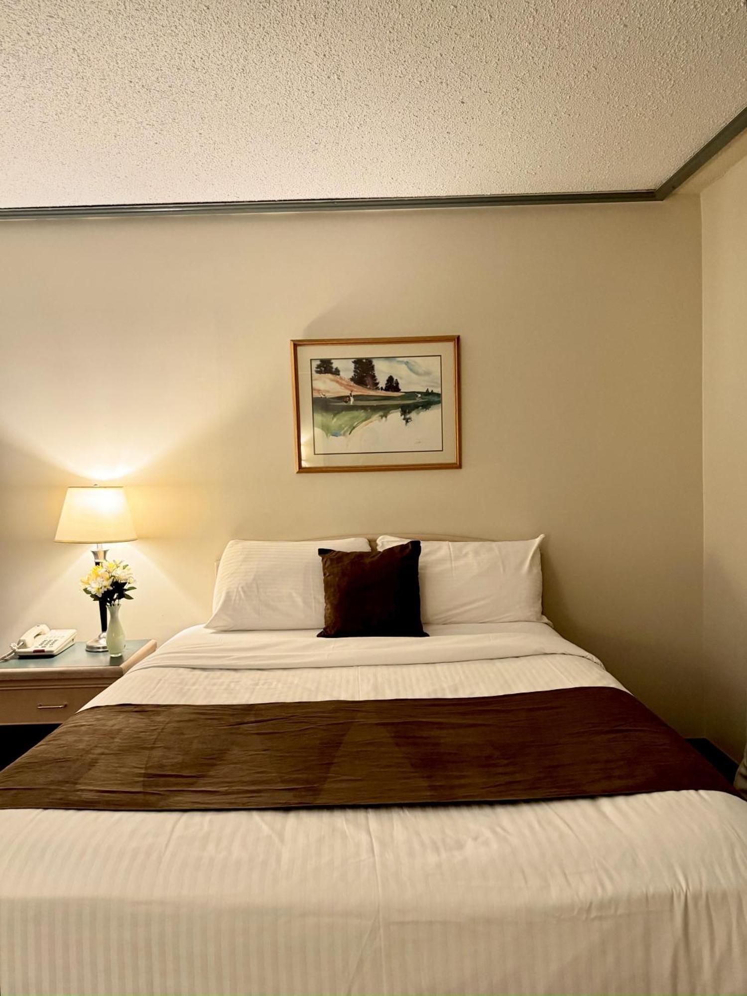 Divya Sutra Plaza And Conference Centre, Vernon, Bc 외부 사진