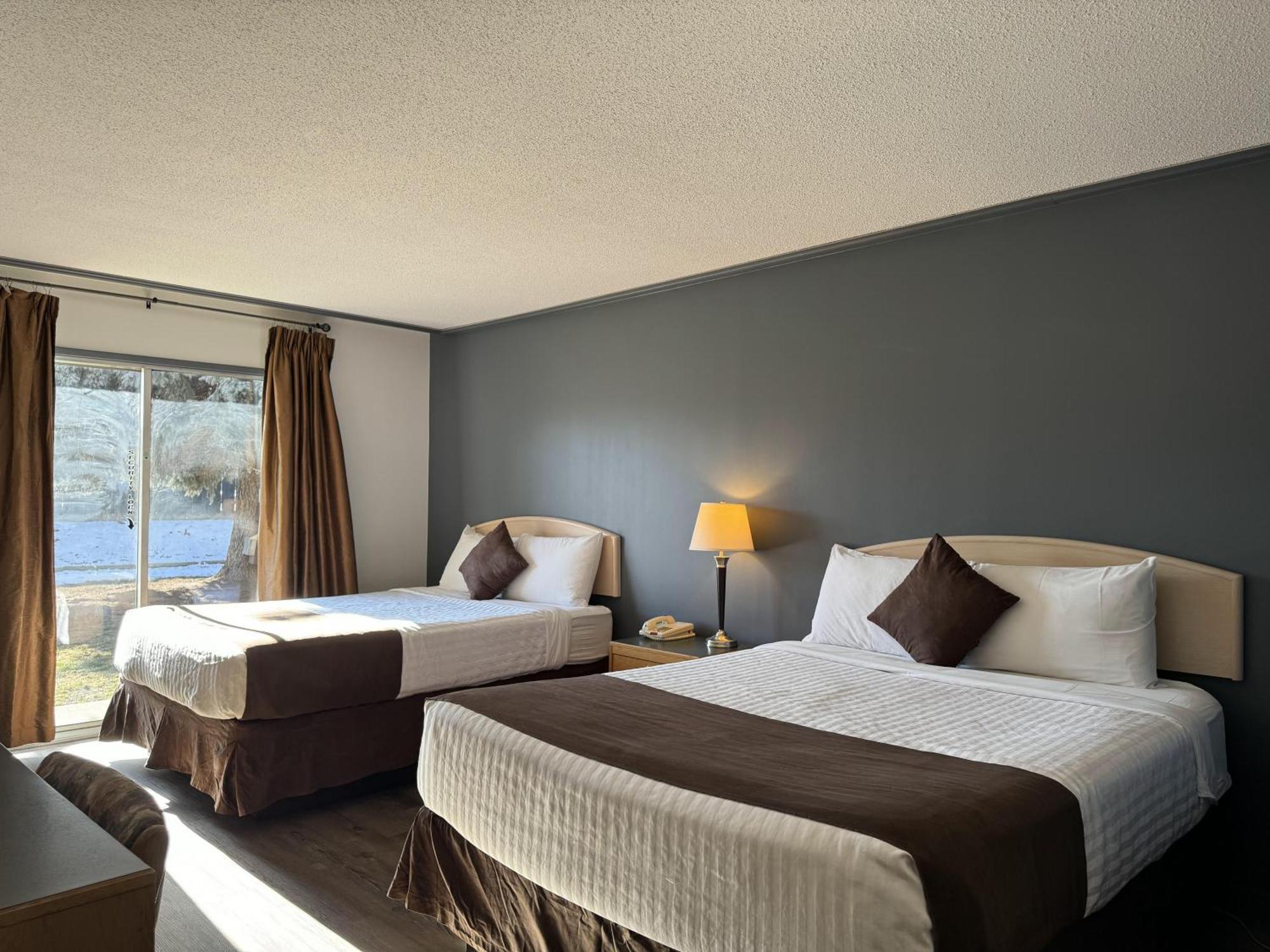 Divya Sutra Plaza And Conference Centre, Vernon, Bc 외부 사진