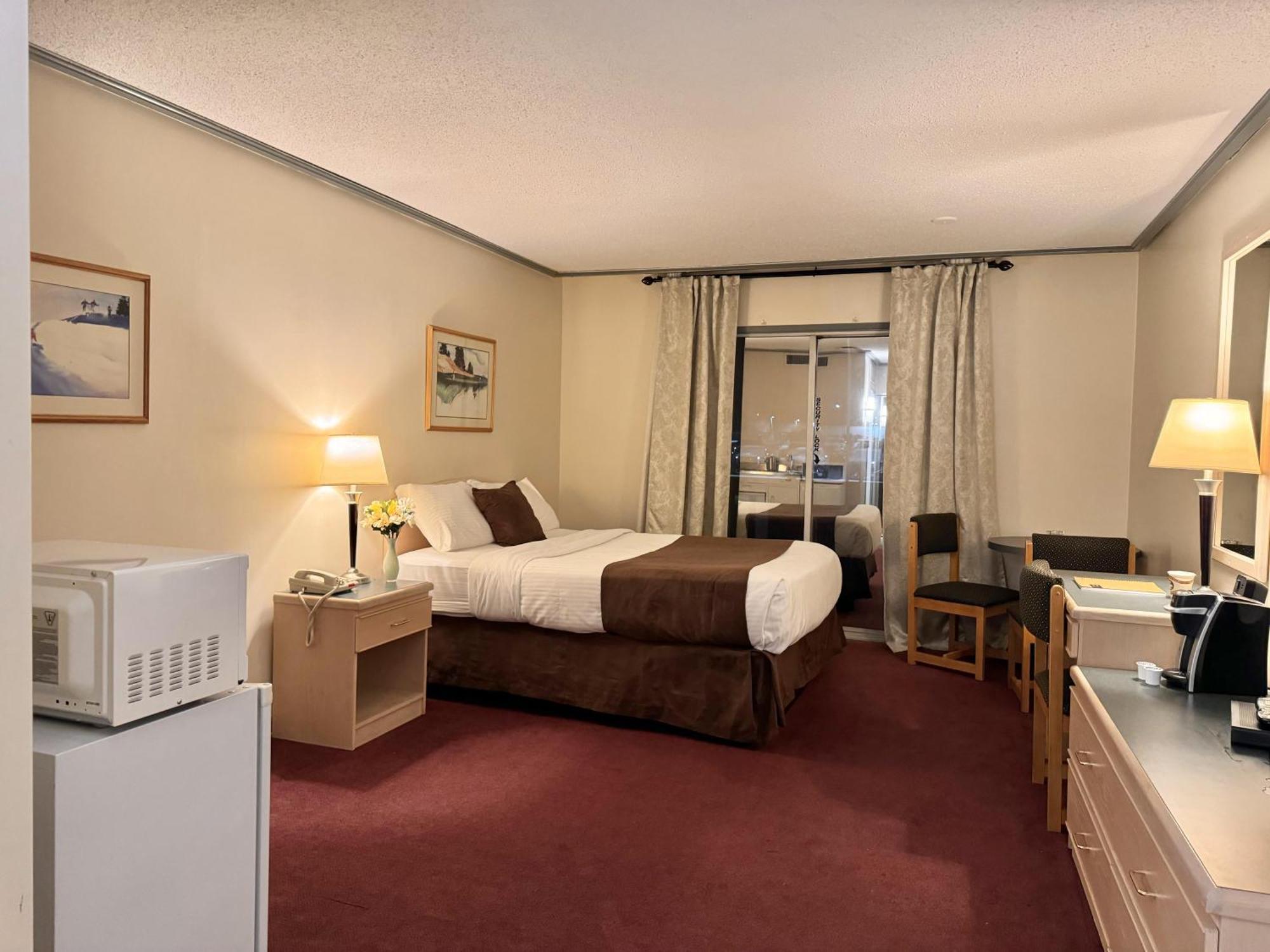 Divya Sutra Plaza And Conference Centre, Vernon, Bc 외부 사진