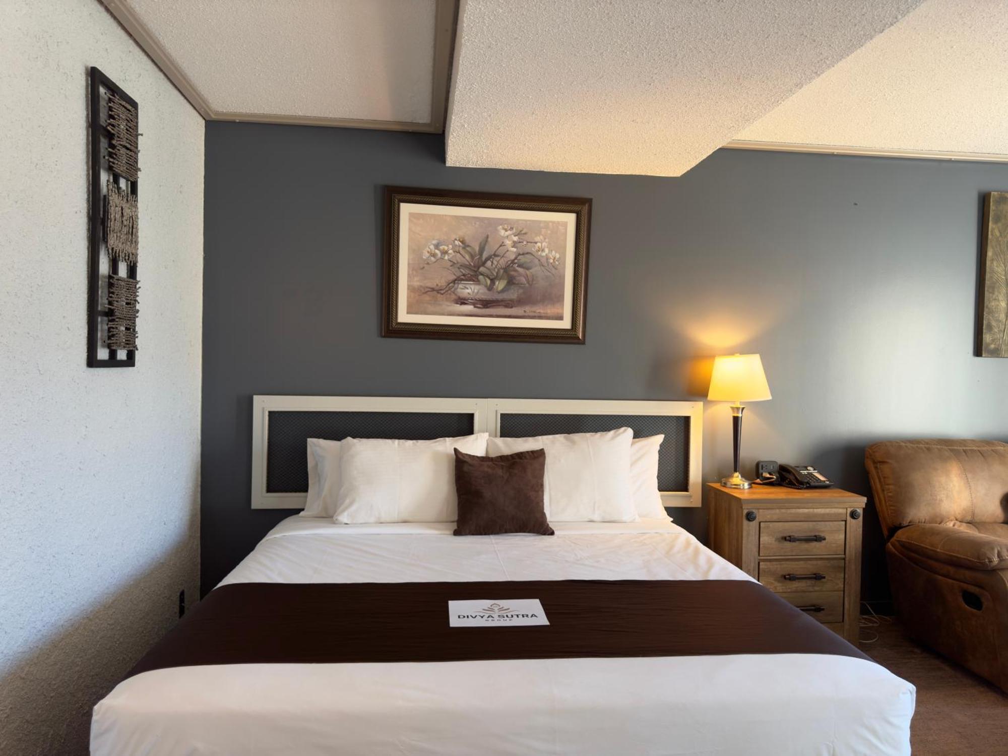 Divya Sutra Plaza And Conference Centre, Vernon, Bc 외부 사진