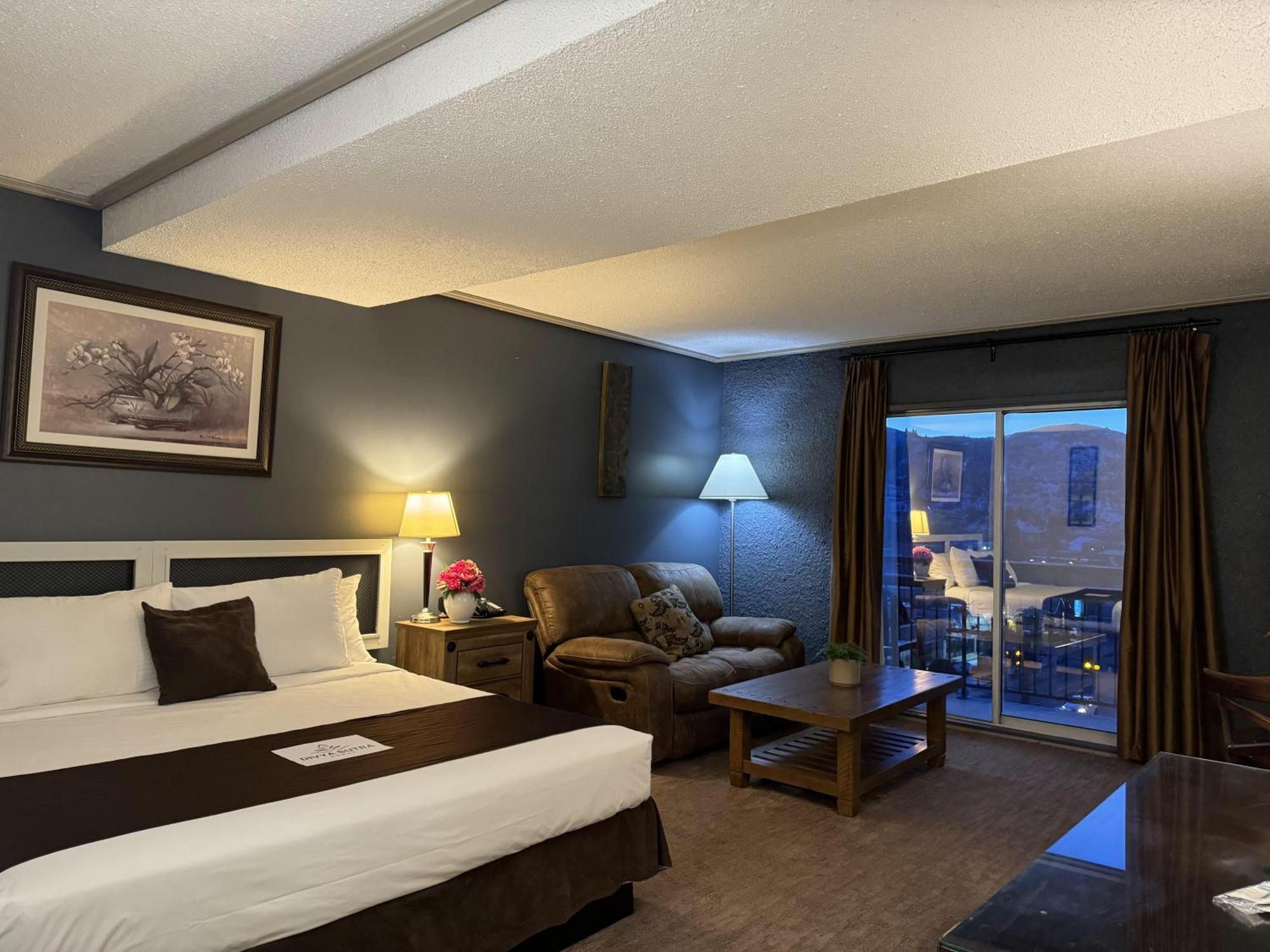 Divya Sutra Plaza And Conference Centre, Vernon, Bc 외부 사진