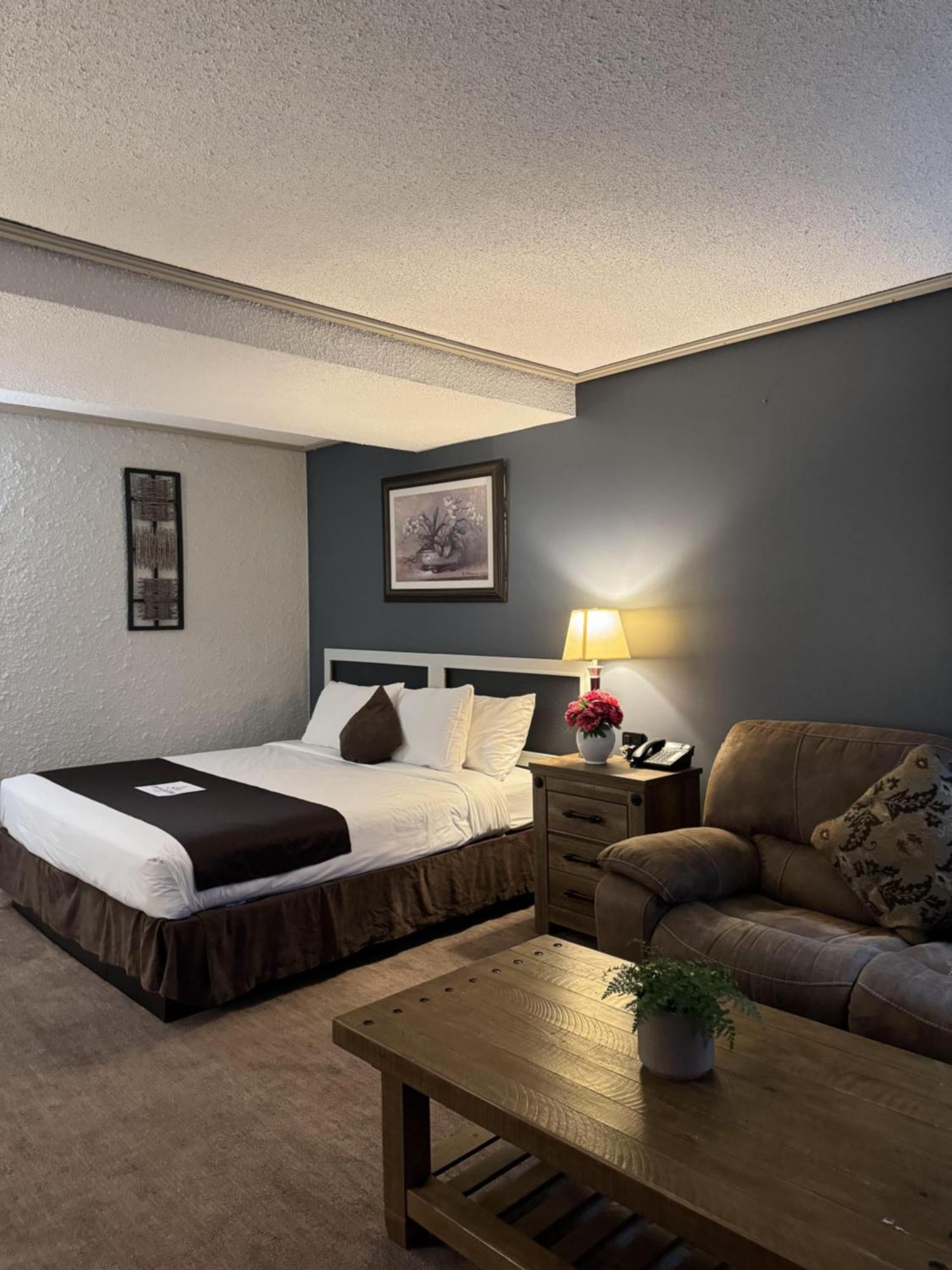Divya Sutra Plaza And Conference Centre, Vernon, Bc 외부 사진