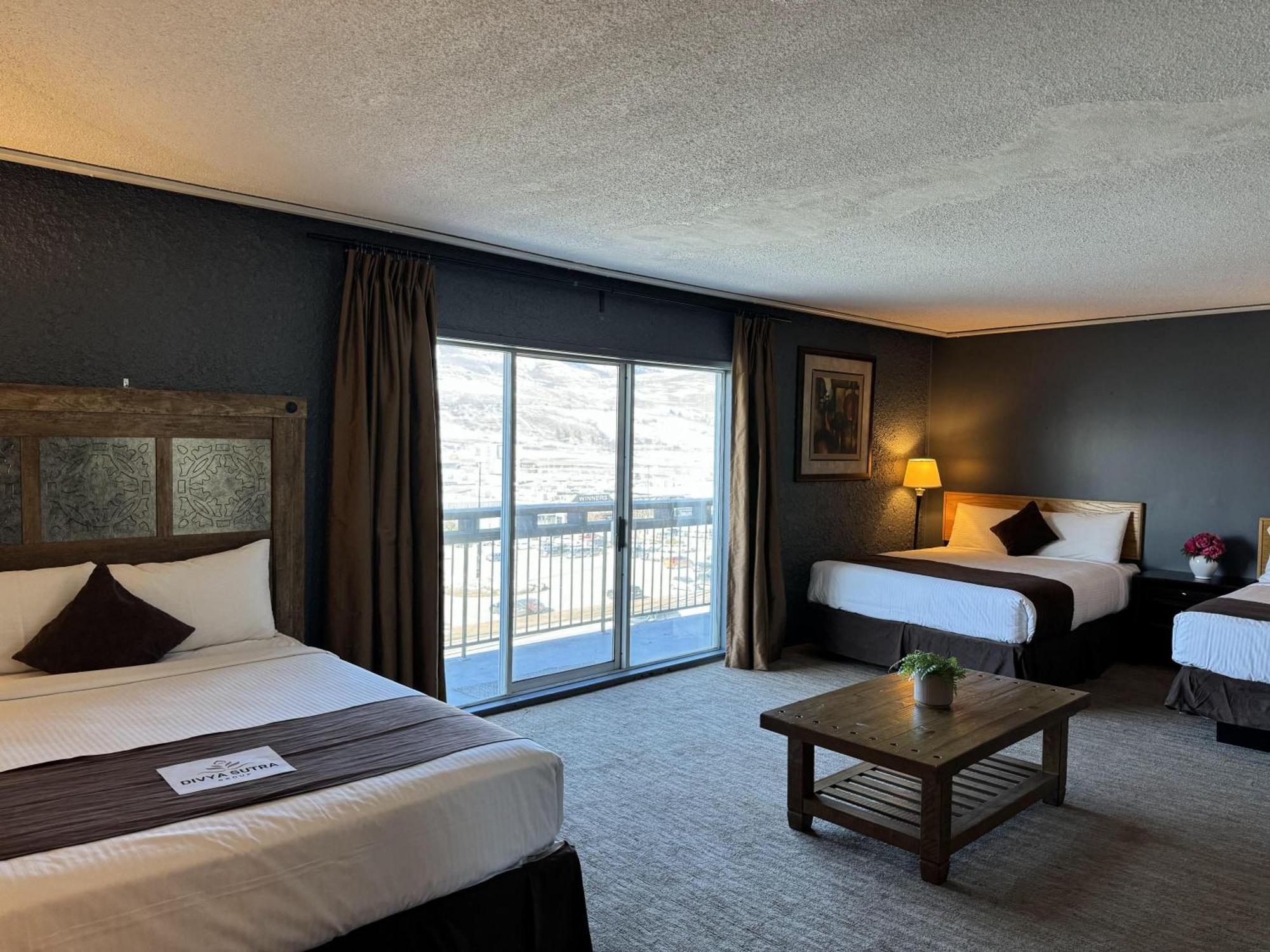 Divya Sutra Plaza And Conference Centre, Vernon, Bc 외부 사진