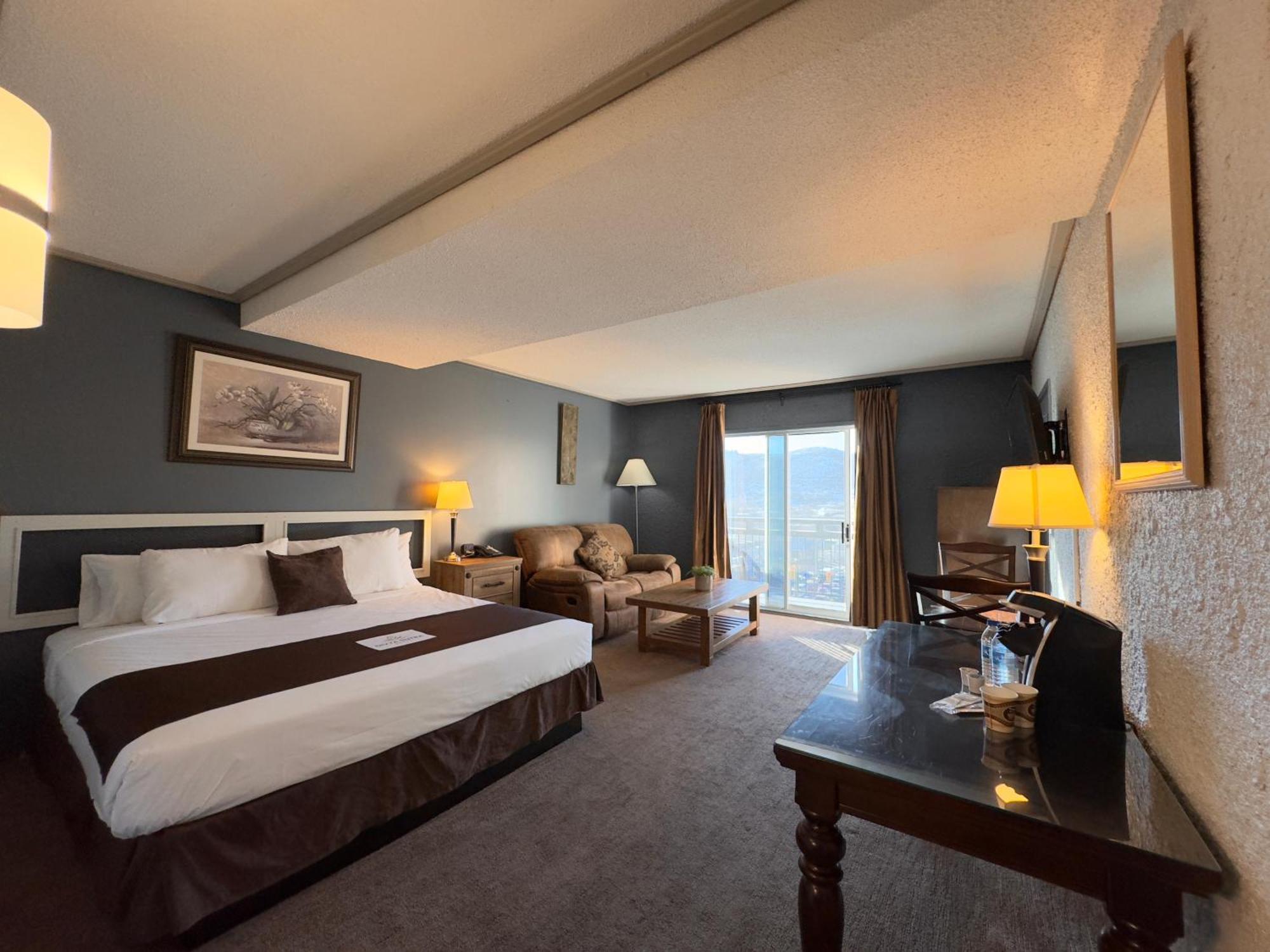Divya Sutra Plaza And Conference Centre, Vernon, Bc 외부 사진