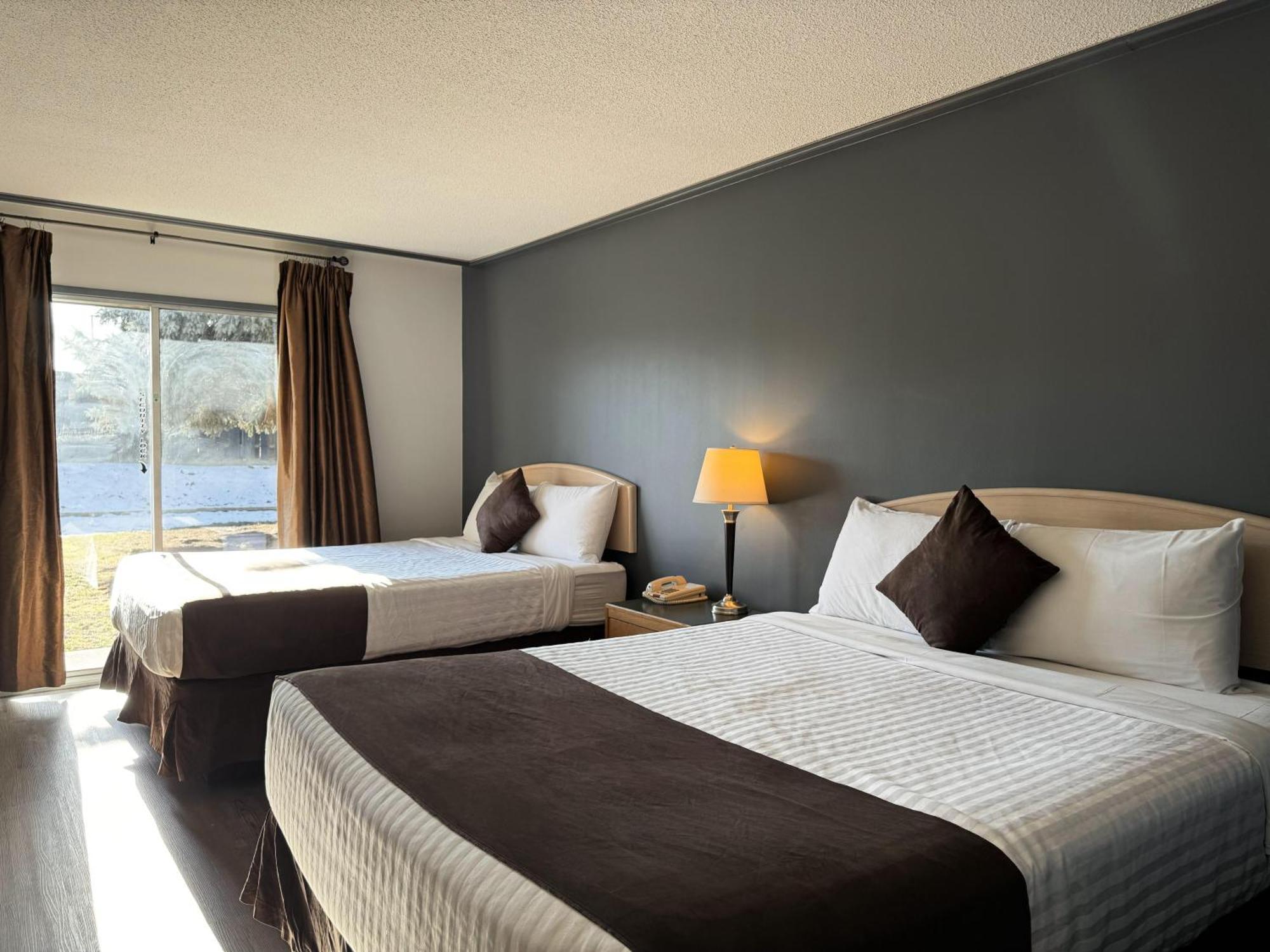 Divya Sutra Plaza And Conference Centre, Vernon, Bc 외부 사진