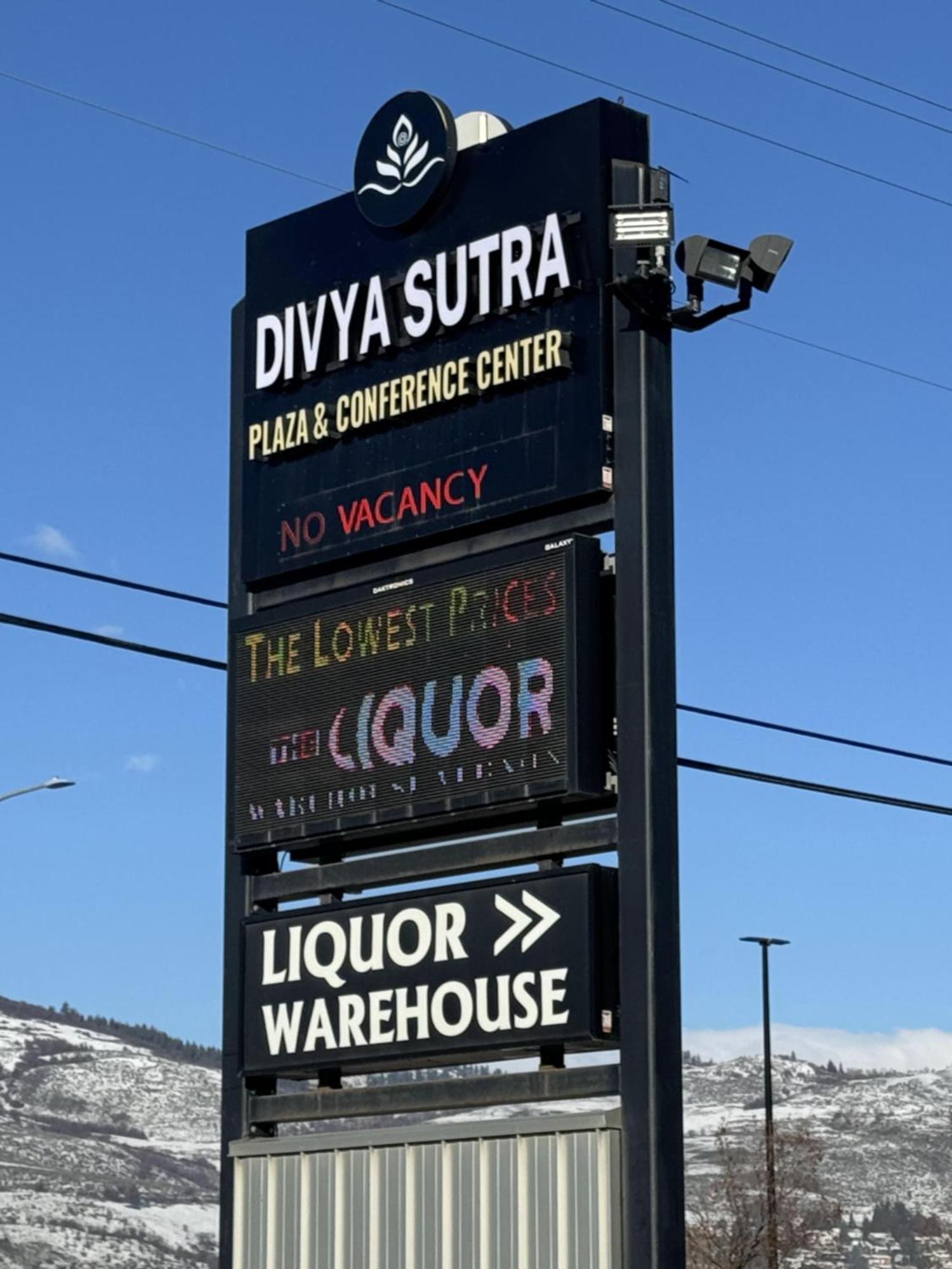 Divya Sutra Plaza And Conference Centre, Vernon, Bc 외부 사진