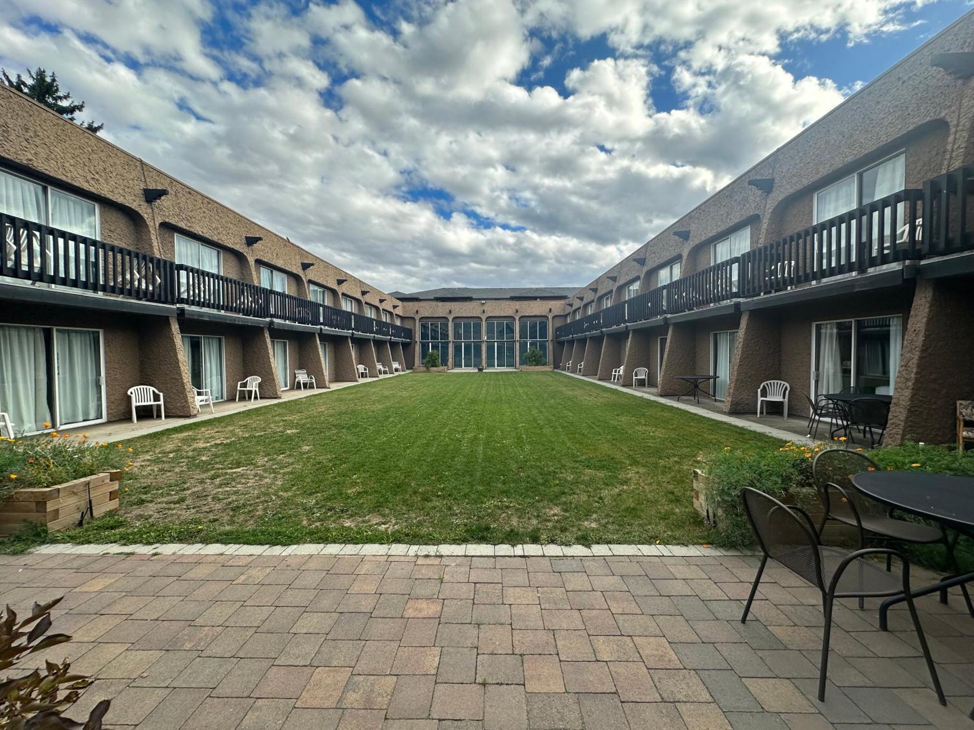 Divya Sutra Plaza And Conference Centre, Vernon, Bc 외부 사진
