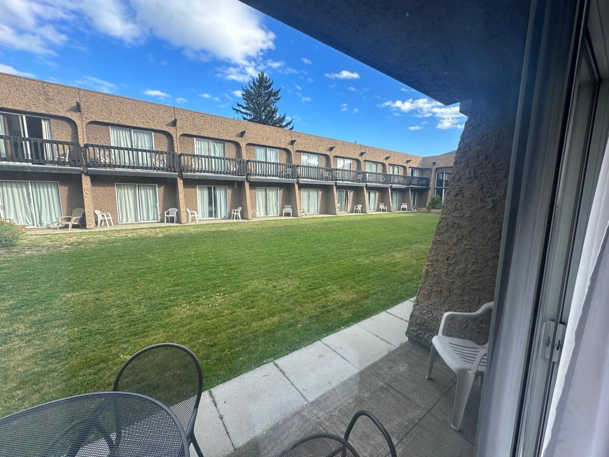 Divya Sutra Plaza And Conference Centre, Vernon, Bc 외부 사진
